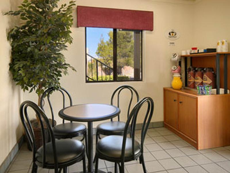 Super 8 By Wyndham Barstow Hotel Restaurant foto